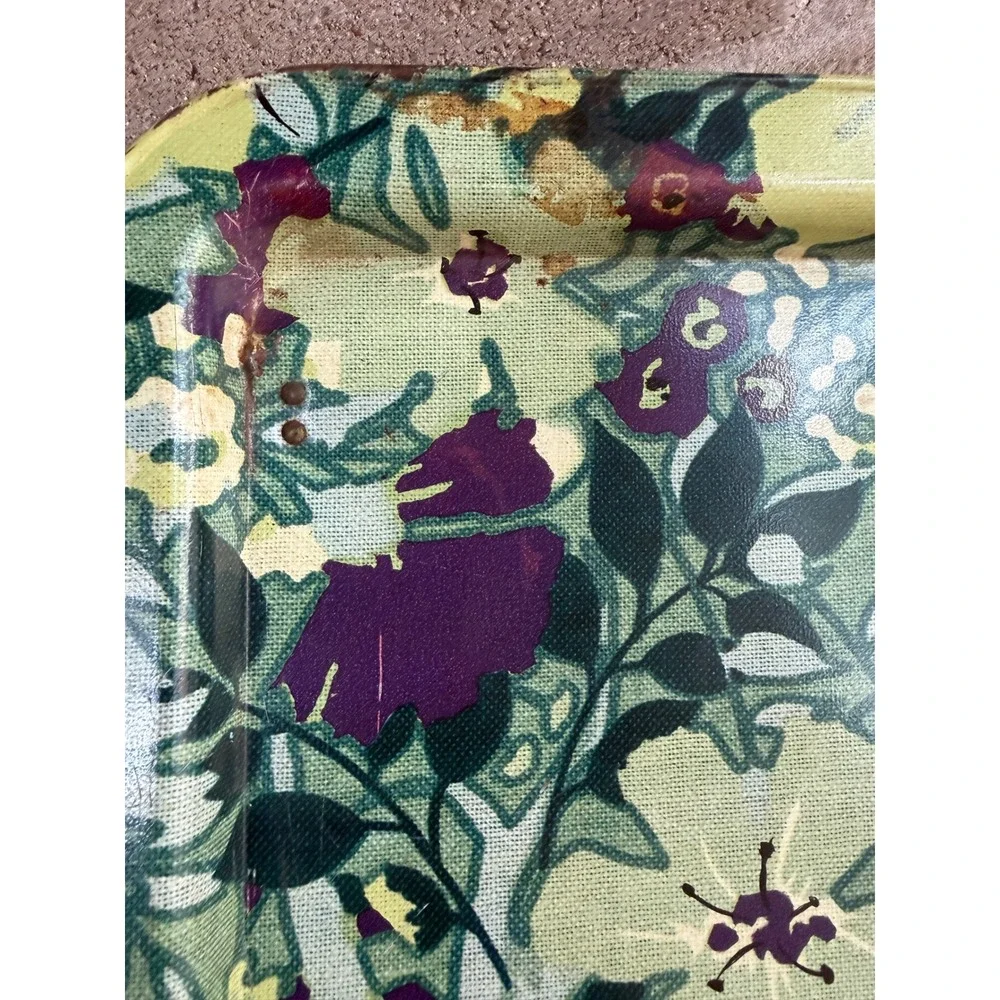 Vintage metal TV tray set features a vibrant 1960s or 70s floral pattern